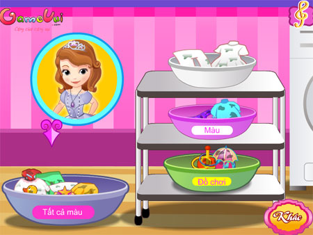 Sofia giặt quần áo