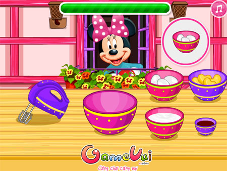 Minnie làm bánh