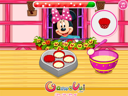 Minnie làm bánh