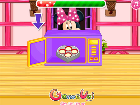 Minnie làm bánh
