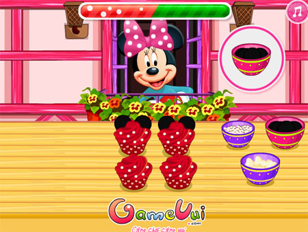 Minnie làm bánh