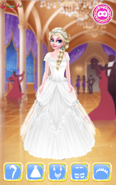 Elsa thử váy cưới