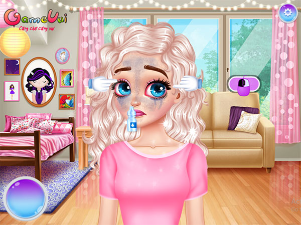 Rửa sạch vết bẩn trên mặt Elsa