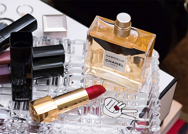 Son môi và nước hoa