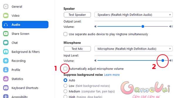 Automatically adjust micophone volume 