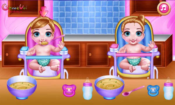 Cho 2 bé ăn cháo, uống sữa