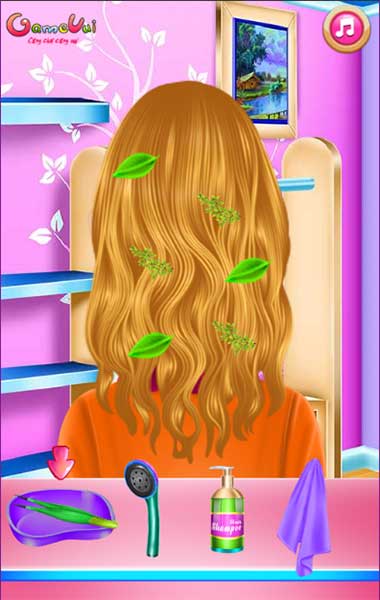 Làm sạch tóc cho cô gái