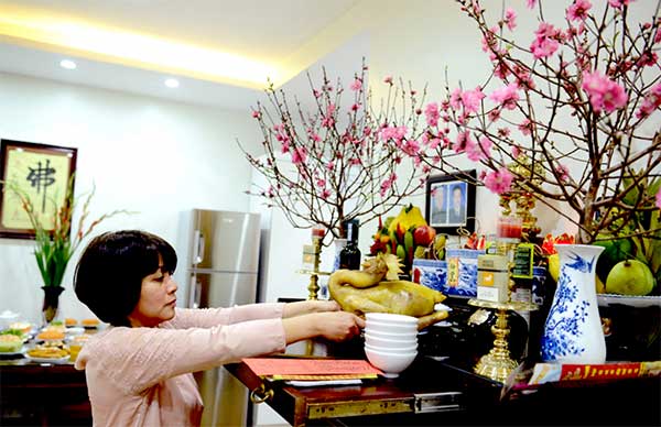 Dọn bàn thờ ngày Tết