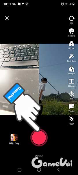 Chạm nút màu đỏ để quay video TikTok