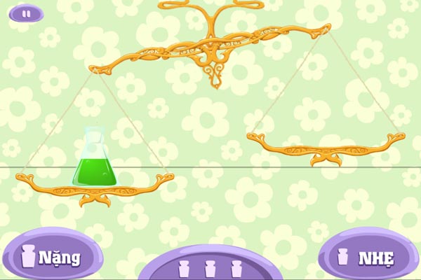 Người chơi ước lượng xem nên dùng quả cân Nặng hay Nhẹ