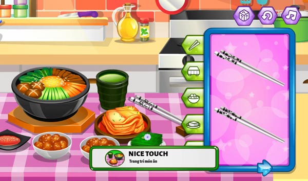 Trang trí bàn ăn với các món đồ ăn, đũa, thìa, khăn trải bàn