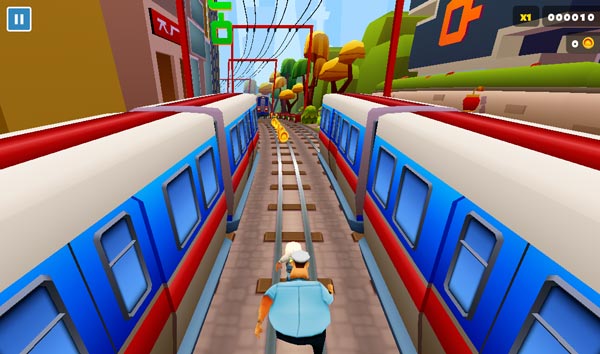 Điều khiển cậu bé chạy trên những đường ray tàu hỏa