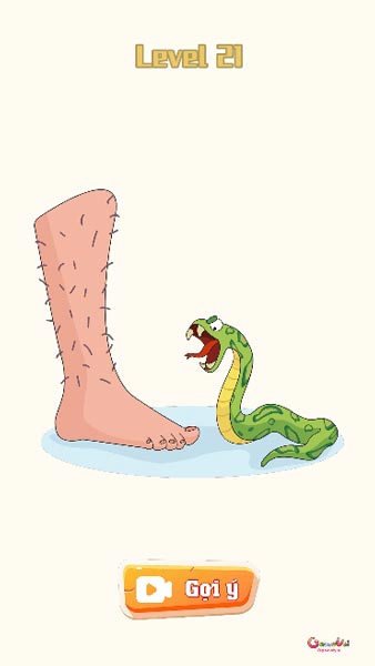 Con rắn đang muốn nhổ lông chân người đàn ông chăng? Thật cảm động