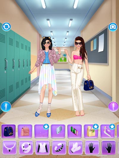 Phối hợp các phục kiện thời trang như quần áo, váy đầm, giầy...