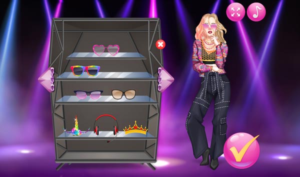 Tiếp đến là phần trang phục, kính đeo, túi xách...