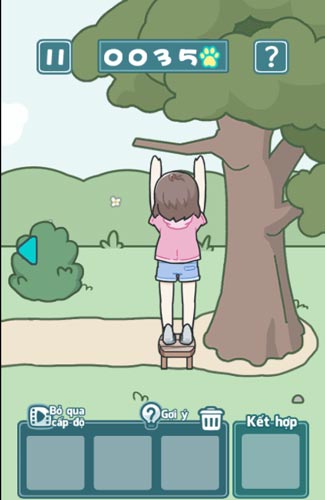 Bắc ghế để cô bé nhảy lên bắt lại chú mèo