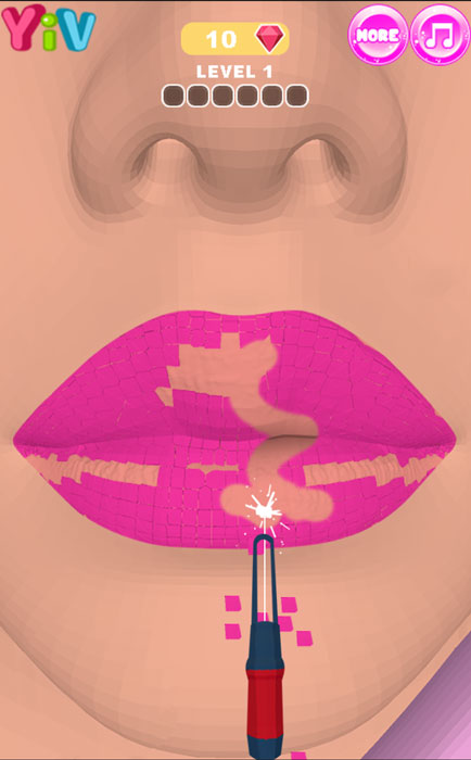 Thực hiện các thao tác vẽ son môi thật khéo léo.